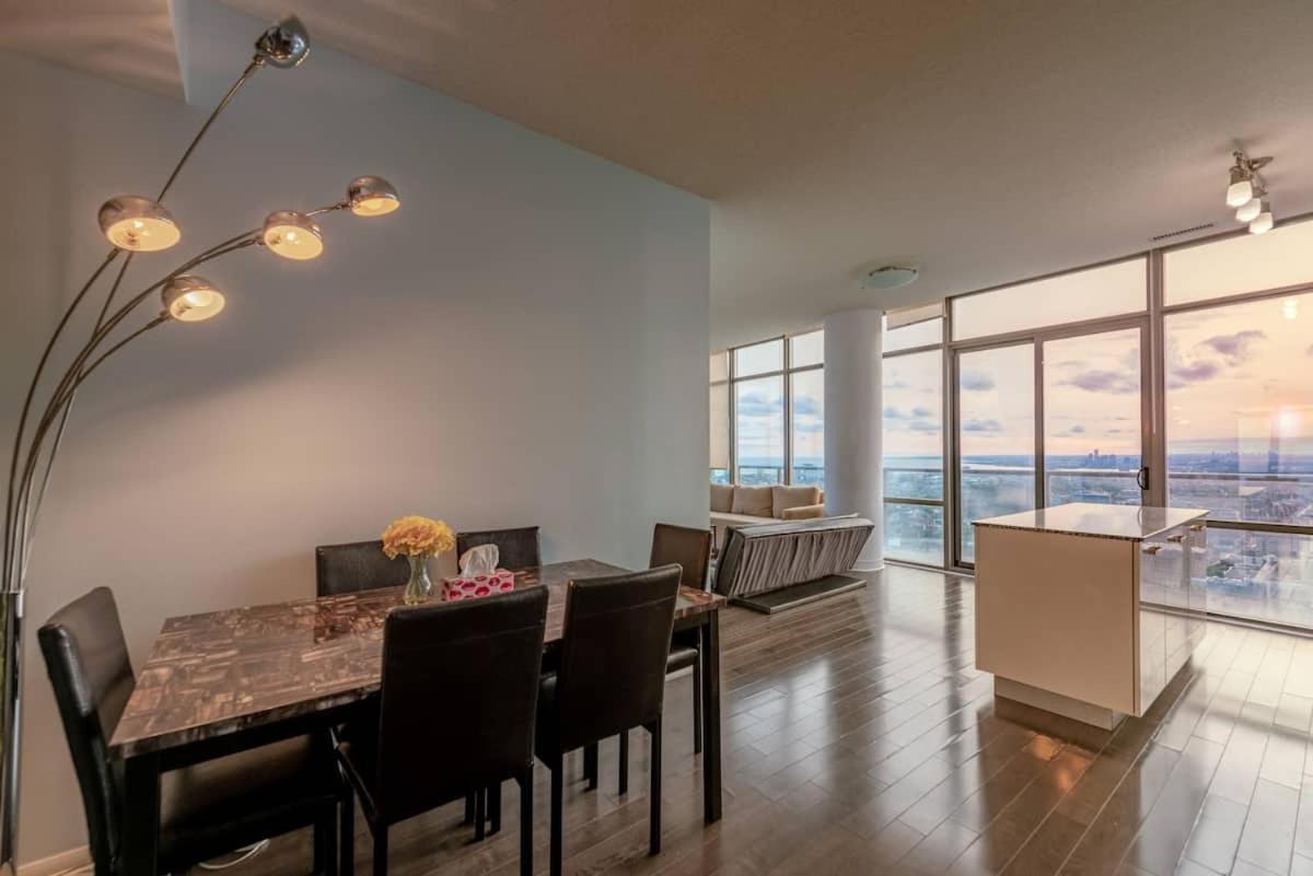 Great View High Rise In Central 토론토 외부 사진