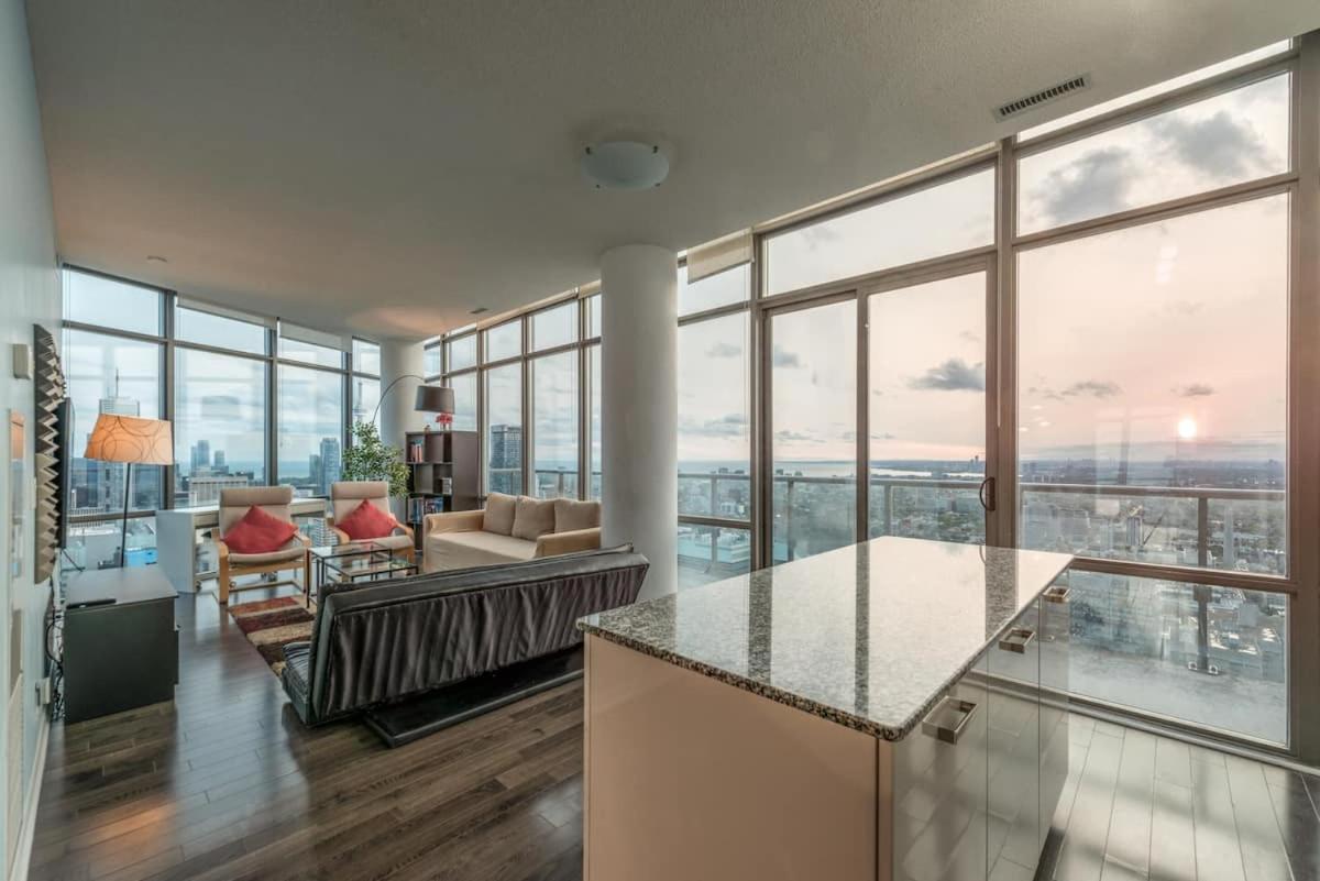 Great View High Rise In Central 토론토 외부 사진