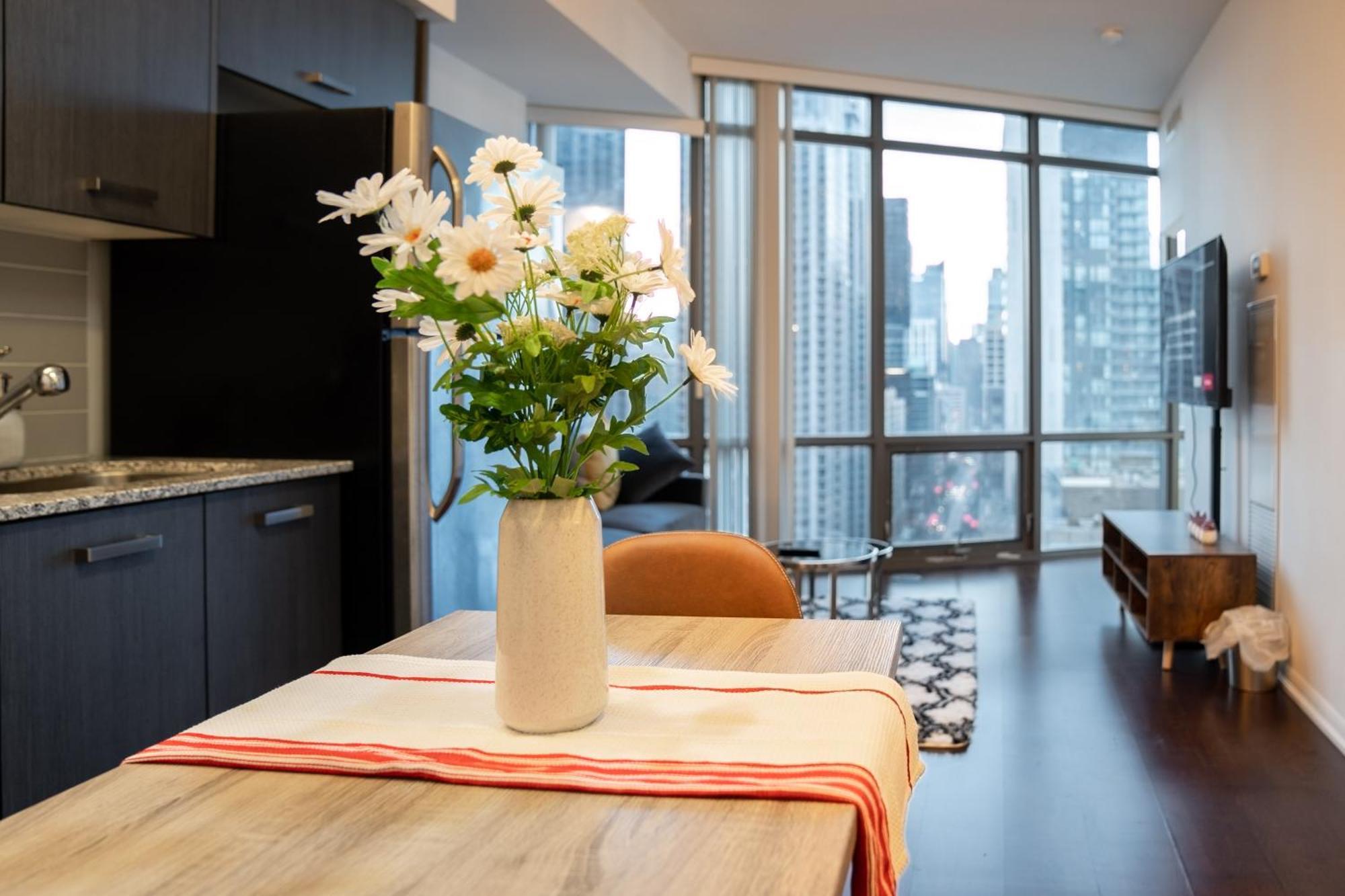 Great View High Rise In Central 토론토 외부 사진
