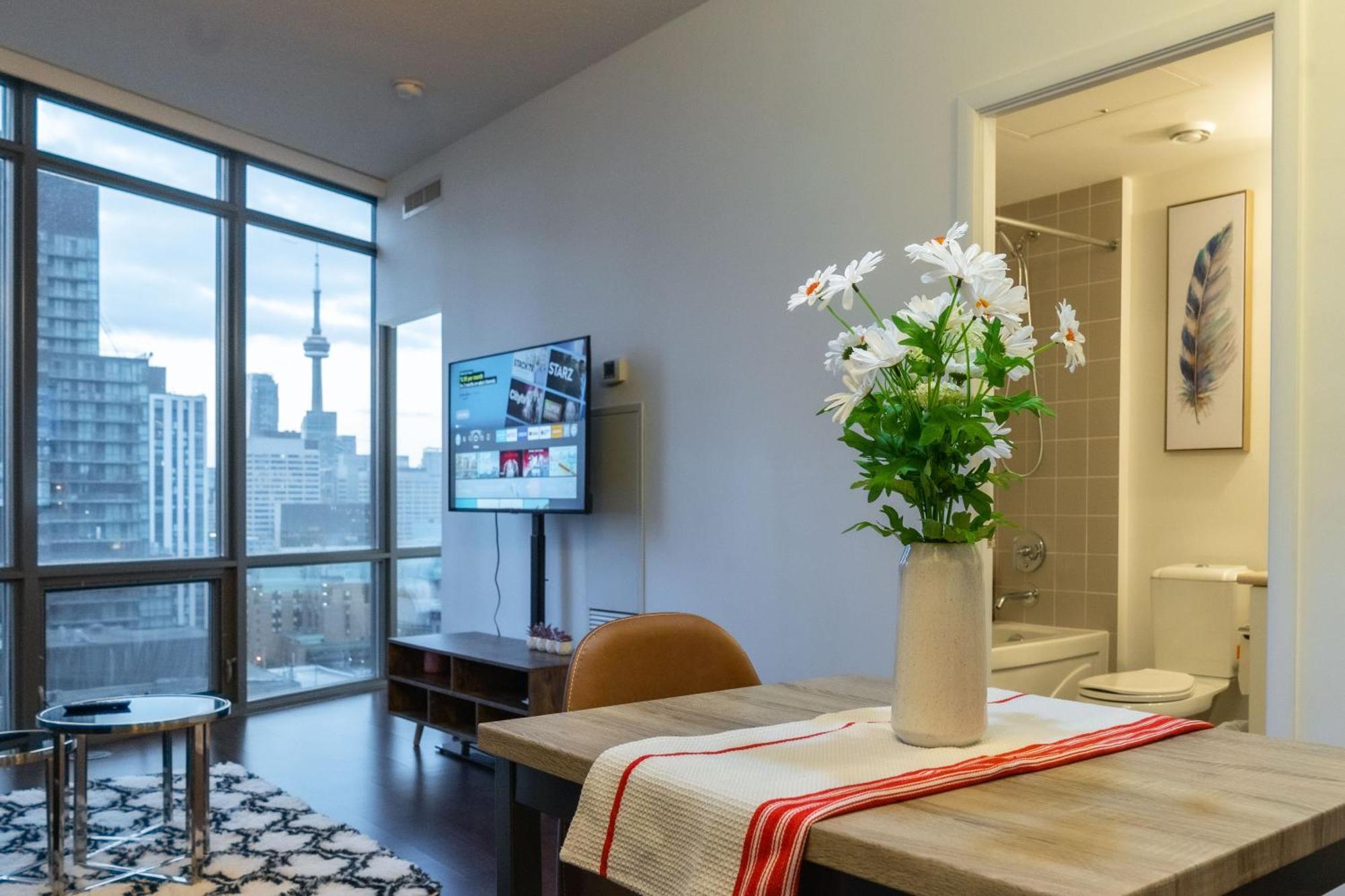 Great View High Rise In Central 토론토 외부 사진